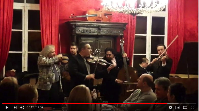 Schreenshot Youtube.  Château de l|Enclos. Concert van russische muziek met Roby Lakatos te Geer. 2019-04-30